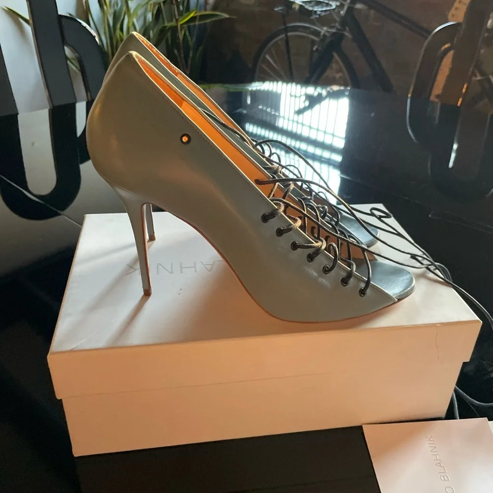 Manolo Blahnik new powder blue lace up pumps - Picture 3 of 6